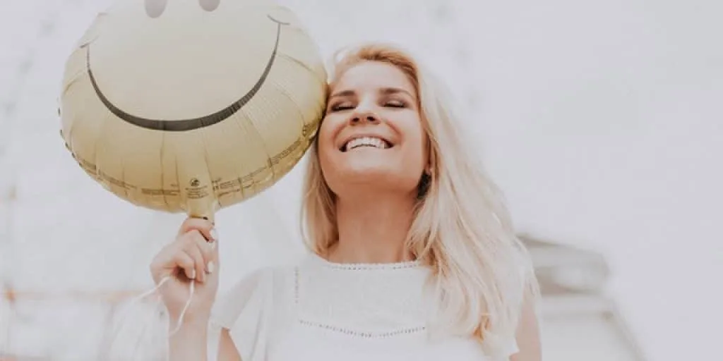 woman gets happy using beta blockers that do not cause tinnitus