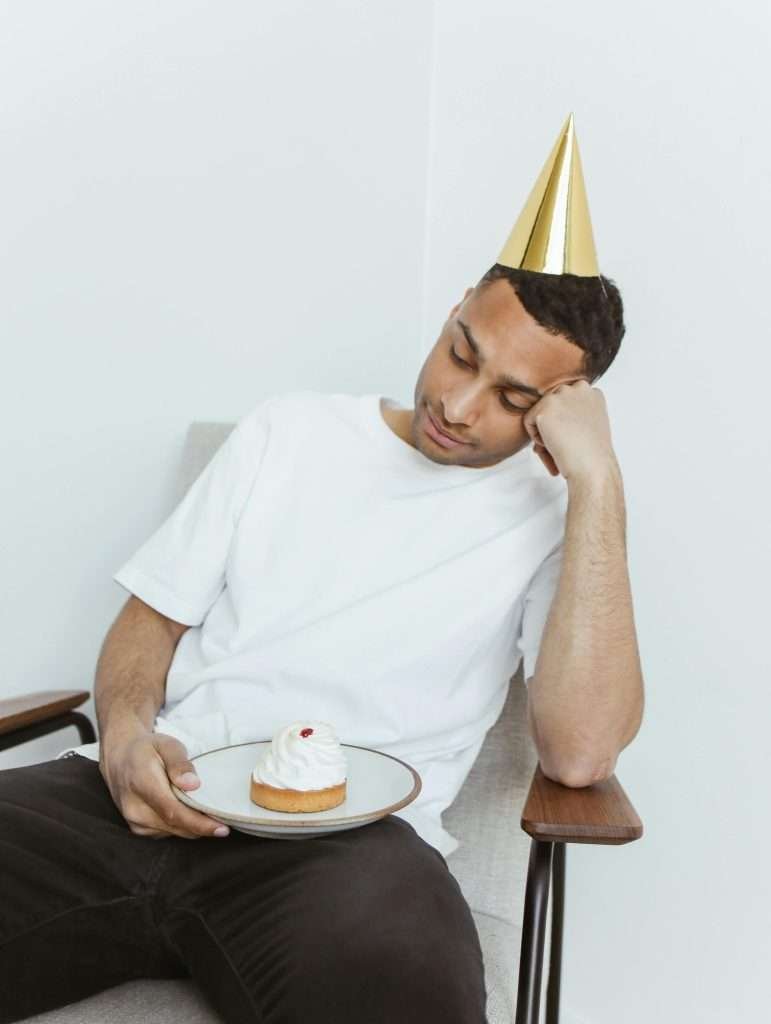 Men falls asleep after having sweat sugary cake